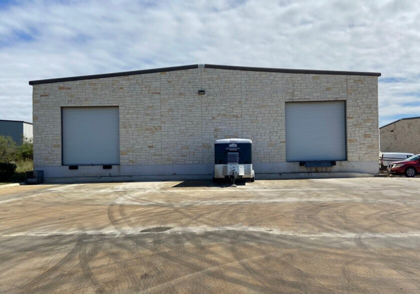 More Photos Of 1616 Robert S. Light Blvd, Buda Showroom For Lease