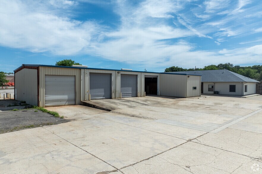 More Photos Of 421 Compton Ave, Irving Warehouse For Lease