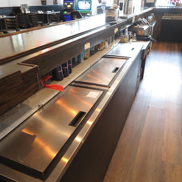 More Photos Of 139 E Walnut St, Oglesby Restaurant For Sale