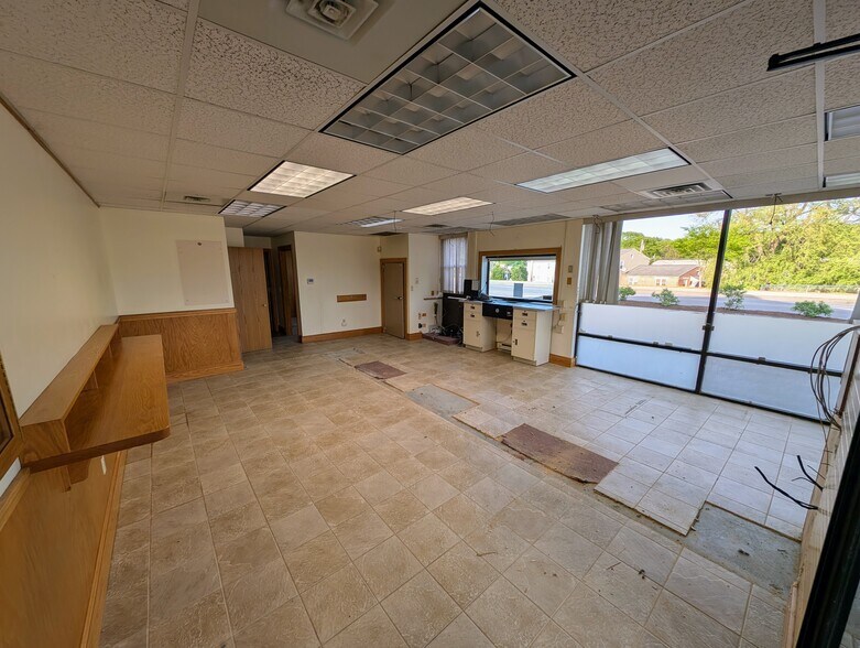 More Photos Of 55 Congress Ave, Bath Freestanding For Lease