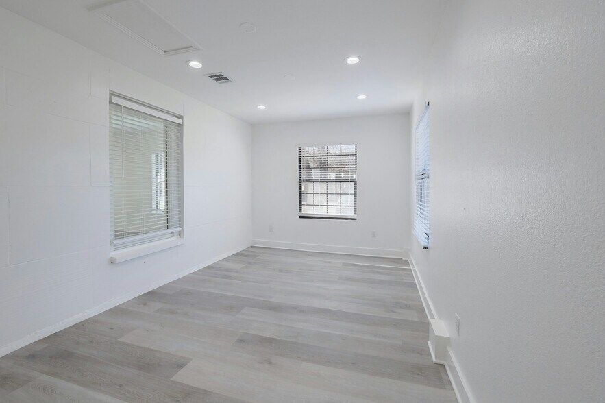 More Photos Of 2028 W Ben White Blvd, Austin Office For Lease