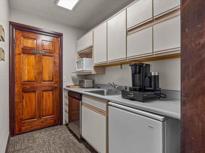 More Photos Of 800 Belford Ave, Grand Junction Office For Sale