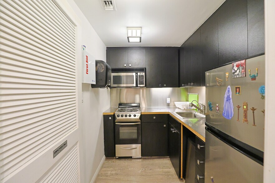 More Photos Of 908-910 N La Cienega Blvd, Los Angeles Storefront Retail Office For Sale