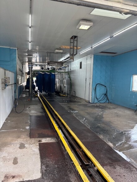 More Photos Of 1619 E 10th St, Jeffersonville Carwash For Sale