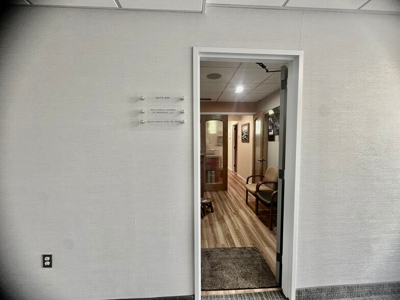 More Photos Of 4 Dearfield Dr, Greenwich Medical For Lease