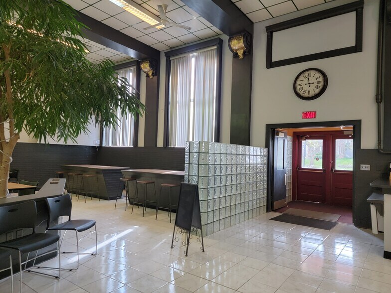 More Photos Of 1034 S 18th St, Manitowoc Flex For Lease