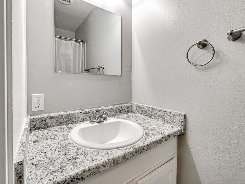 More Photos Of 1220 SE 9th St, Pryor Apartments For Sale