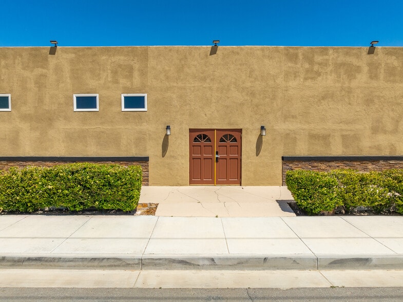 More Photos Of 8837 E Palmdale Blvd, Palmdale Research And Development For Sale