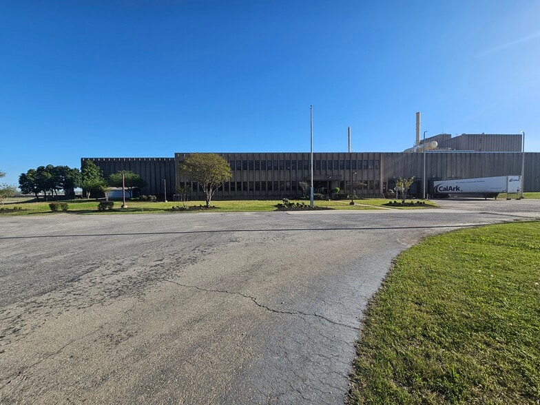 Primary Photo Of 2221 E State Highway 198, Osceola Distribution For Sale