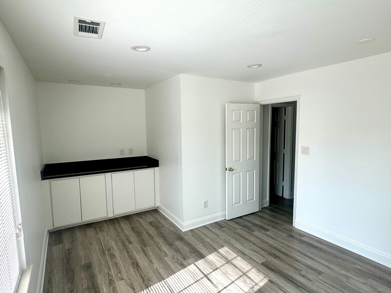 More Photos Of 4651 Roswell Rd NE, Atlanta Office Residential For Lease