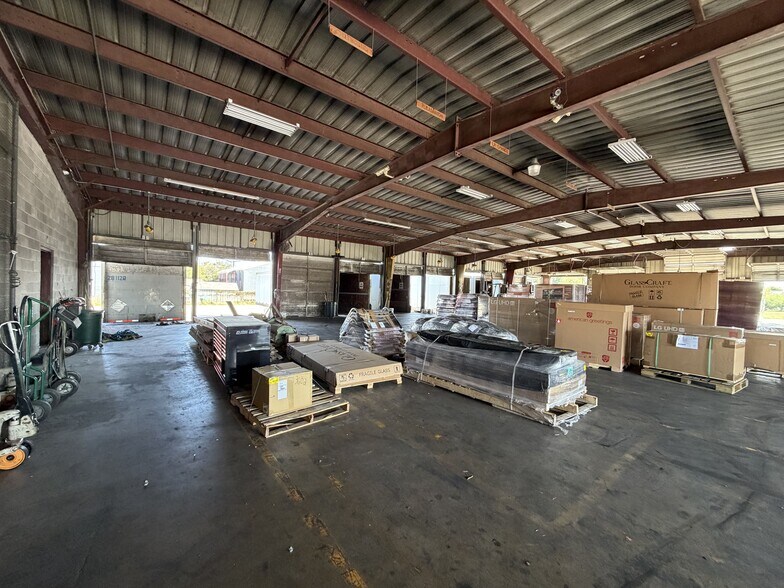 More Photos Of 2026 W Malone Ave, San Antonio Warehouse For Lease