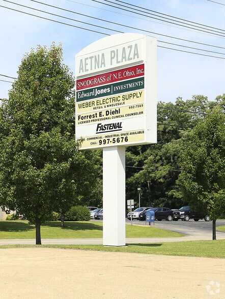 More Photos Of 1935-2007 Aetna Rd, Ashtabula Showroom For Lease