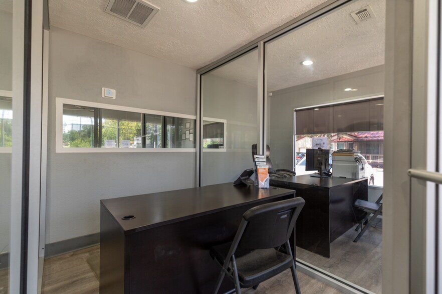 More Photos Of 510 Grand Ave, Bacliff Showroom For Sale