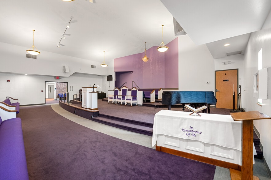 More Photos Of 1050 Kemper Meadow Dr, Cincinnati Religious Facility For Sale