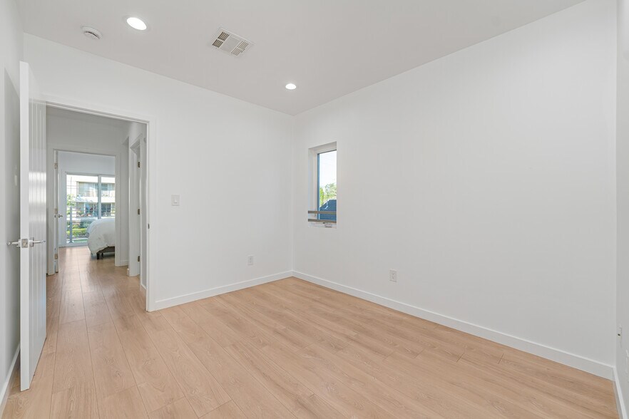 More Photos Of 10706 Camarillo St, Toluca Lake Apartments For Sale