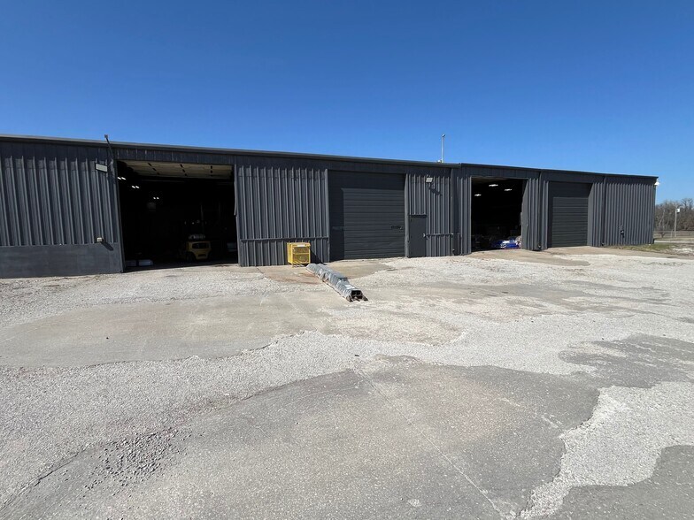 More Photos Of 1700 Anaconda Rd, Harrisonville Warehouse For Lease