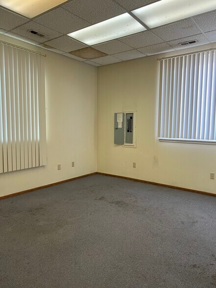 More Photos Of 537 Lincoln Hwy, East McKeesport Storefront For Sale