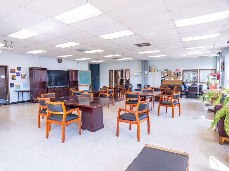 More Photos Of 5710 N Broadway St, Chicago Office Residential For Sale