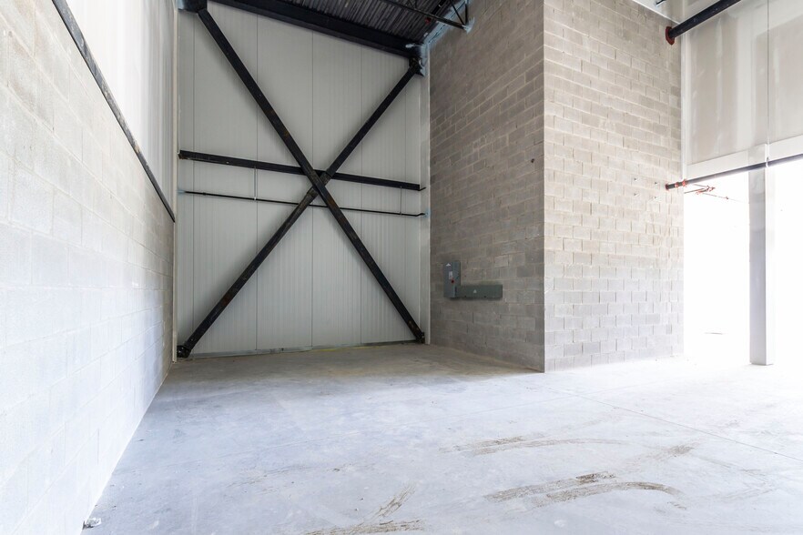 More Photos Of 585 Hanlon Creek Blvd, Guelph Showroom For Lease