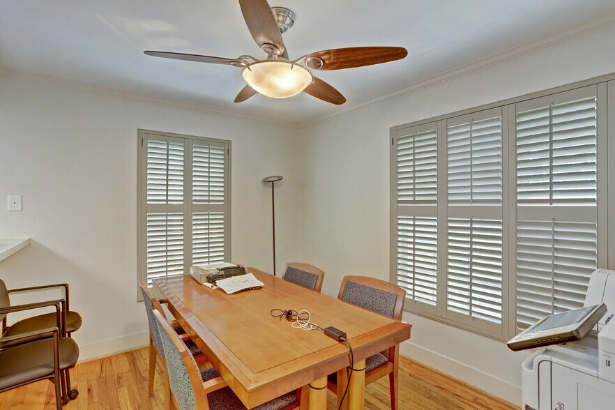 More Photos Of 2033 Buffalo Ter, Houston Office For Lease