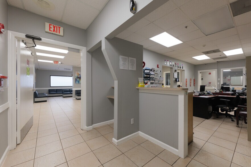 More Photos Of 305 Expressway 83, Mission Medical For Lease