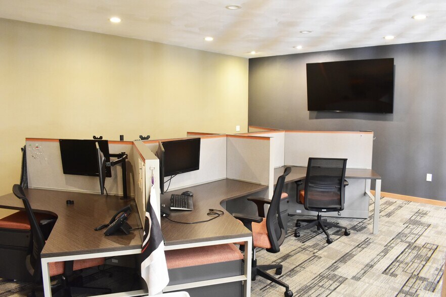 More Photos Of 1305 Excalibur Dr, Janesville Office For Sale