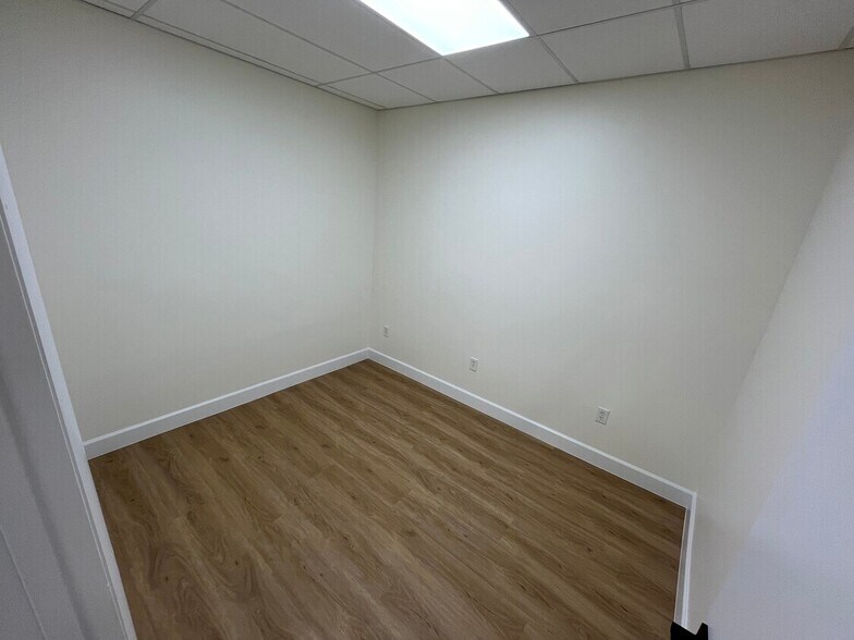 More Photos Of 10220 W State Road 84, Davie Flex For Lease