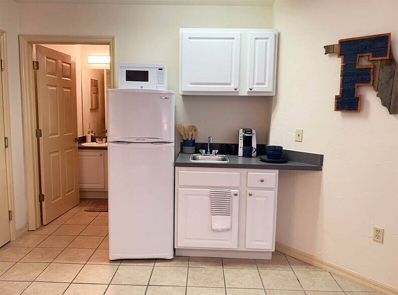 More Photos Of 629 SW 9th St, Gainesville Dormitory For Sale