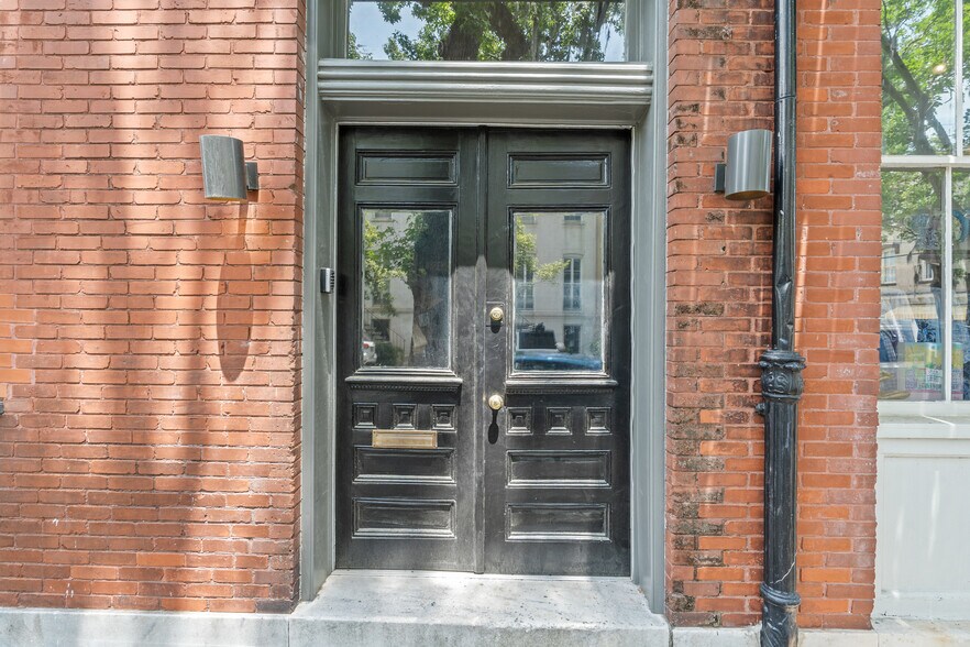 More Photos Of 417 Whitaker St, Savannah Storefront Retail Residential For Sale