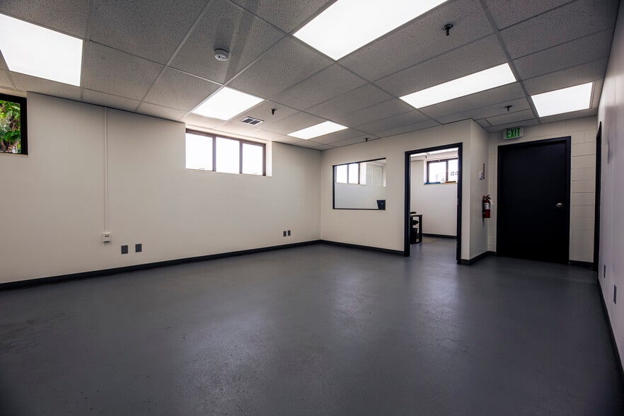 More Photos Of 3788 Wheeling St, Aurora Manufacturing For Sale