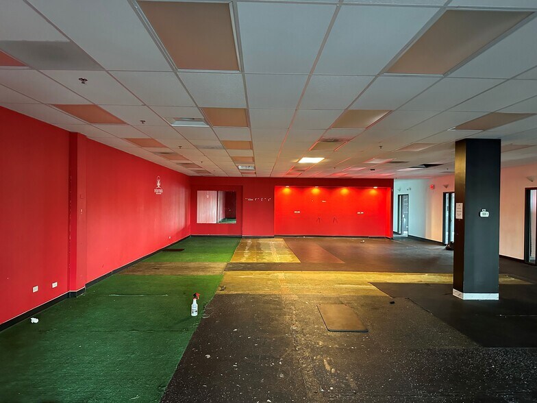 More Photos Of 2 River Pl, Lansing Unknown For Lease