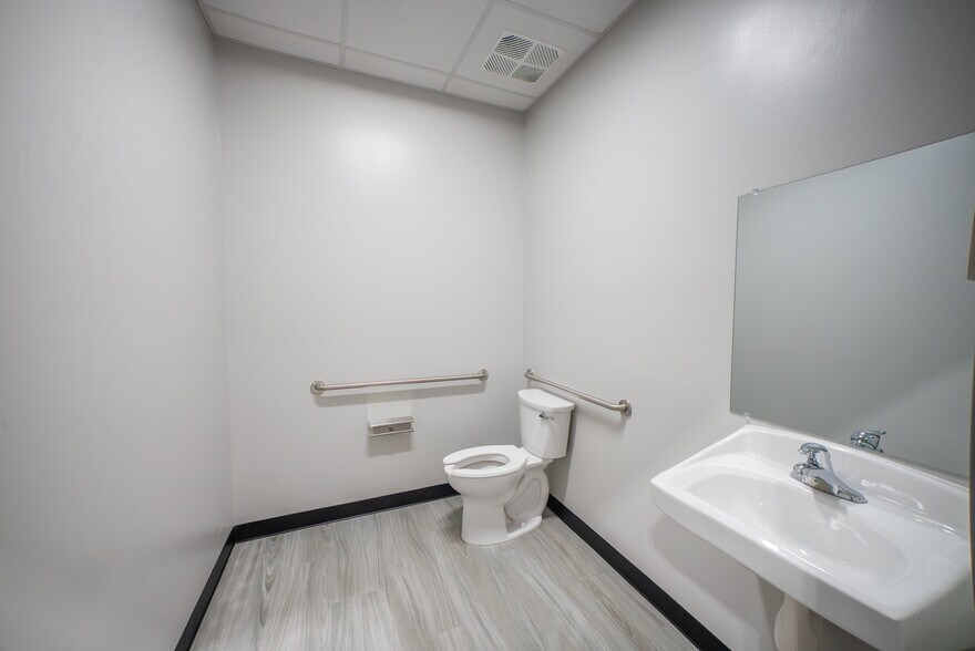 More Photos Of 11201 49th St N, Clearwater Unknown For Lease