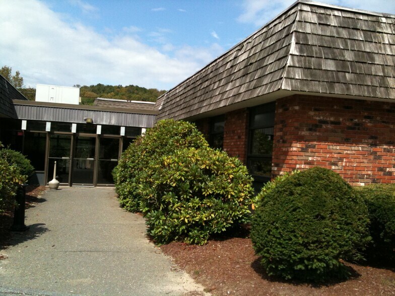 More Photos Of 30 Peck Rd, Torrington Medical For Lease