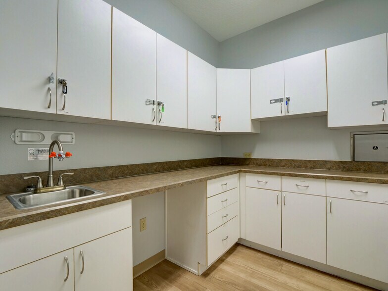 More Photos Of 733 S Goldenrod Rd, Orlando Medical For Lease