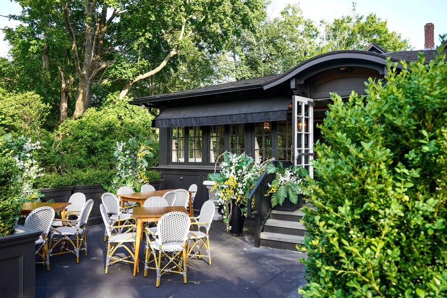 More Photos Of 210 Hampton Rd, Southampton Restaurant For Sale
