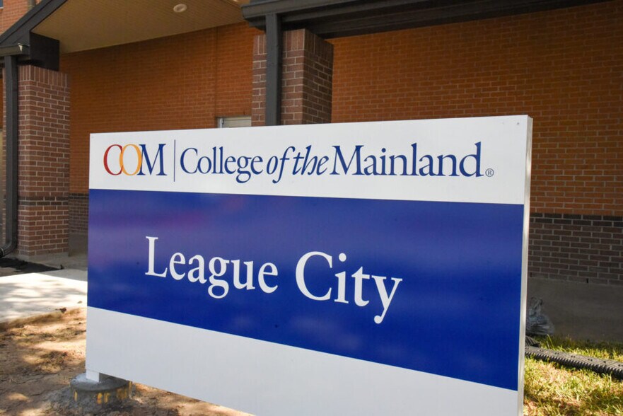 More Photos Of 1411 W Main St, League City Schools For Sale