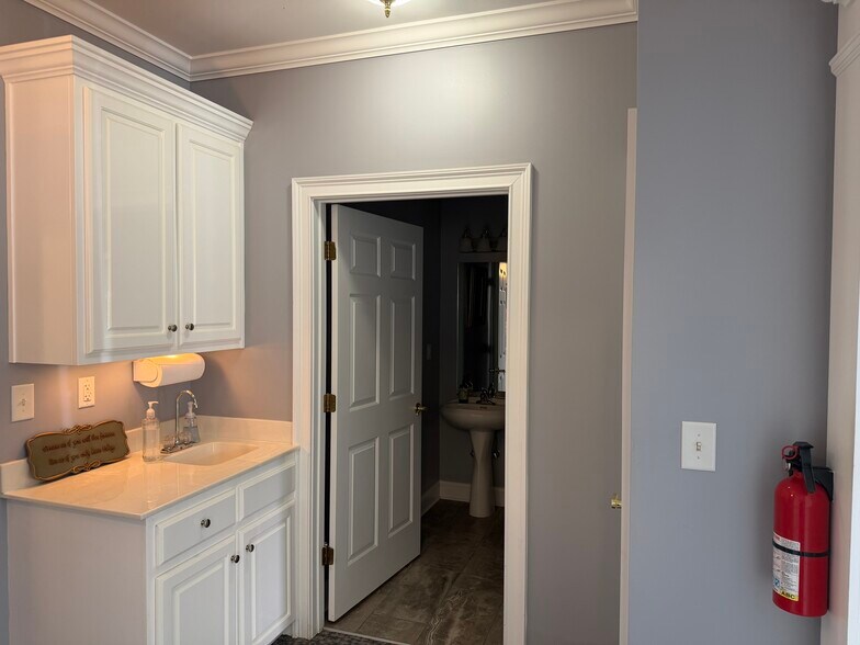 More Photos Of 3237 S Cherokee Ln, Woodstock Office For Sale