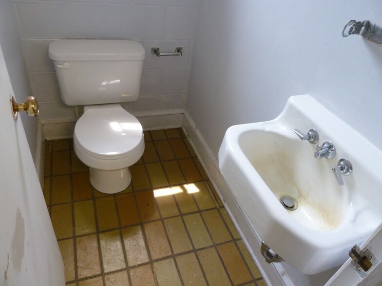 More Photos Of 910 Edgefield St, Greenwood Light Distribution For Sale