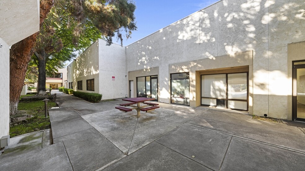 More Photos Of 3311 W Clearwater Ave, Kennewick Office For Sale