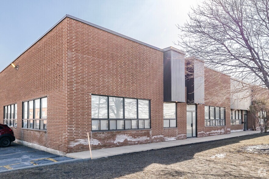 More Photos Of 825 Rue Tecumseh, Dollard-des-Ormeaux Warehouse For Lease