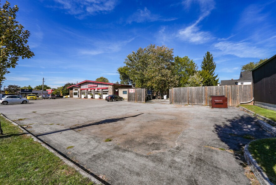 More Photos Of 6499 Lundys Ln, Niagara Falls Auto Repair For Sale