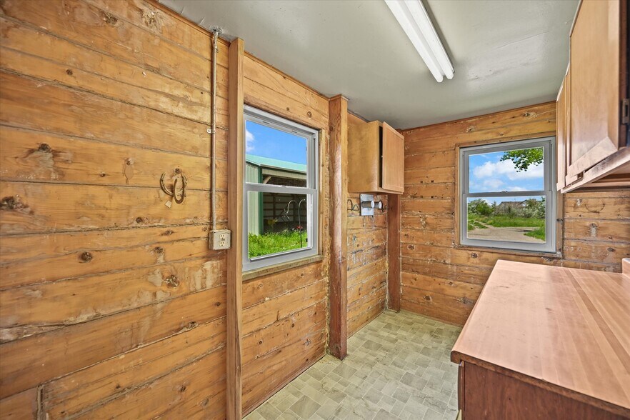 More Photos Of 1335 S Kio St, Watkins Veterinarian Kennel For Sale