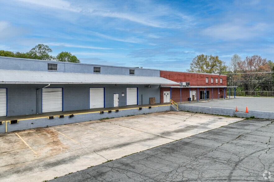 More Photos Of 2995 Starlight Dr, Winston-Salem Warehouse For Lease