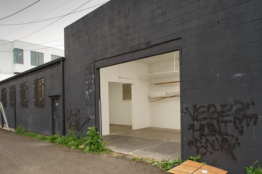 More Photos Of 3641-3645 10th Ave, Los Angeles Showroom For Lease