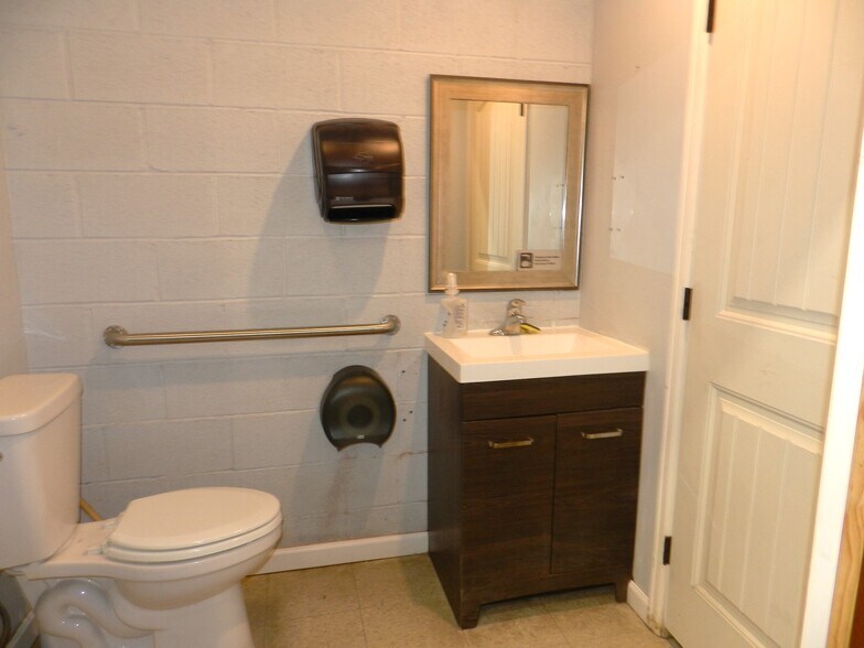 More Photos Of 601 E Main St, Montrose Freestanding For Sale