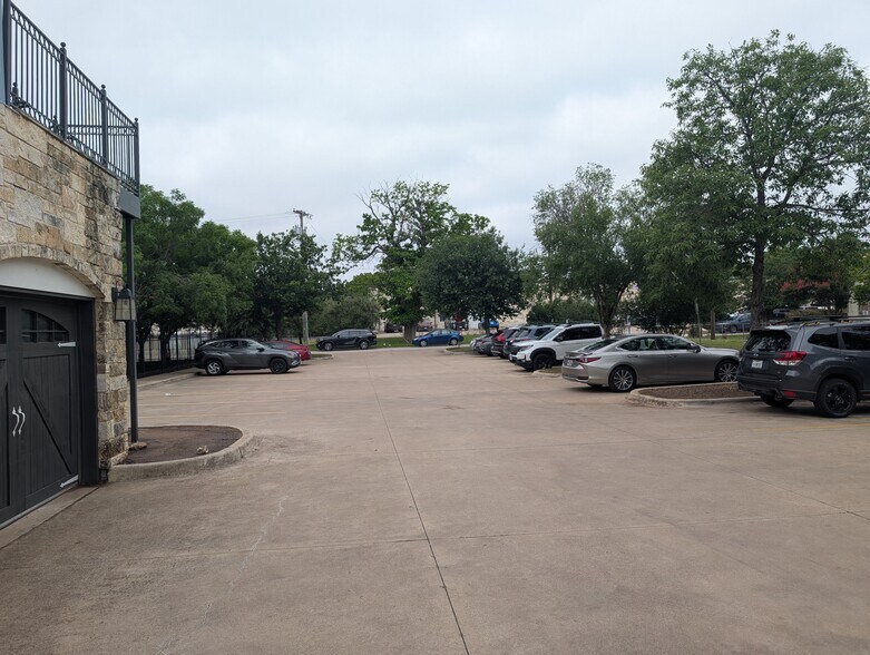 More Photos Of 12 Chisholm Trl, Round Rock Freestanding For Lease