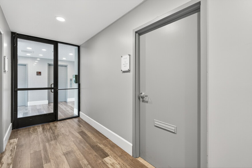 More Photos Of 10999 Riverside Dr, North Hollywood Loft Creative Space For Lease