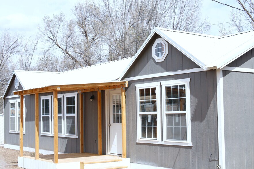 More Photos Of 404 3rd St, Capitan Flex For Sale