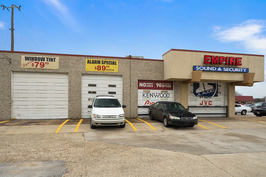 More Photos Of 3068 Forest Ln, Dallas Unknown For Lease