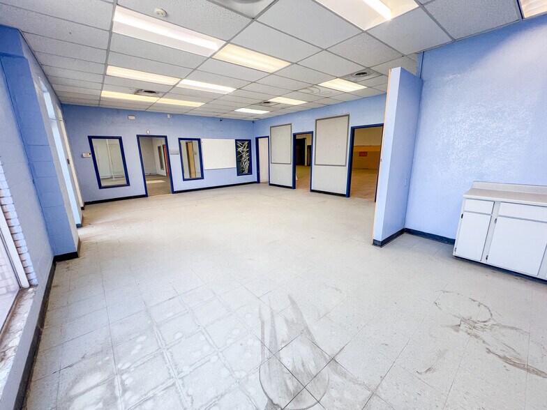 More Photos Of 305 E University Blvd, Odessa Storefront Retail Office For Lease